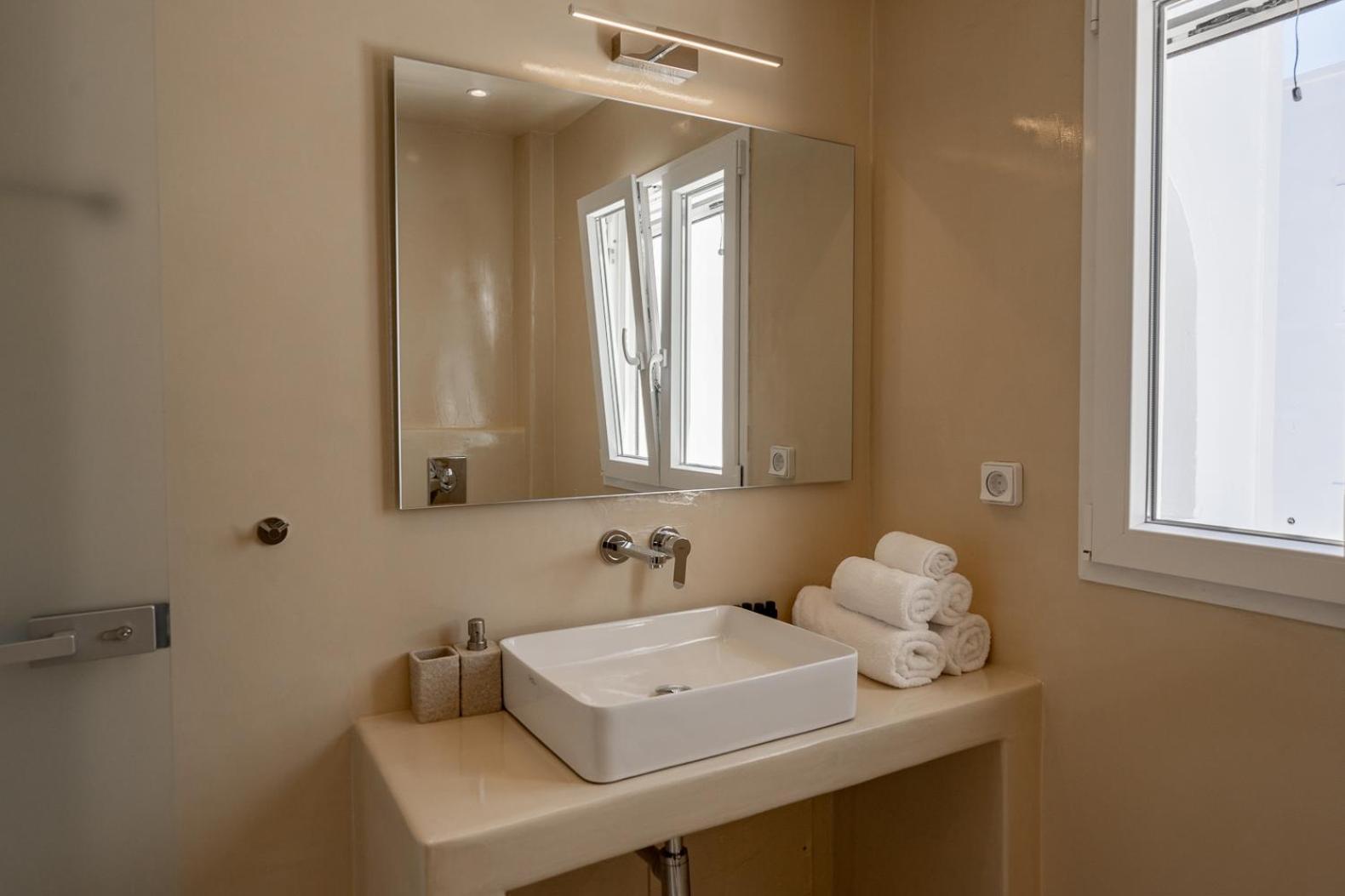 Theophrasti Apartment *